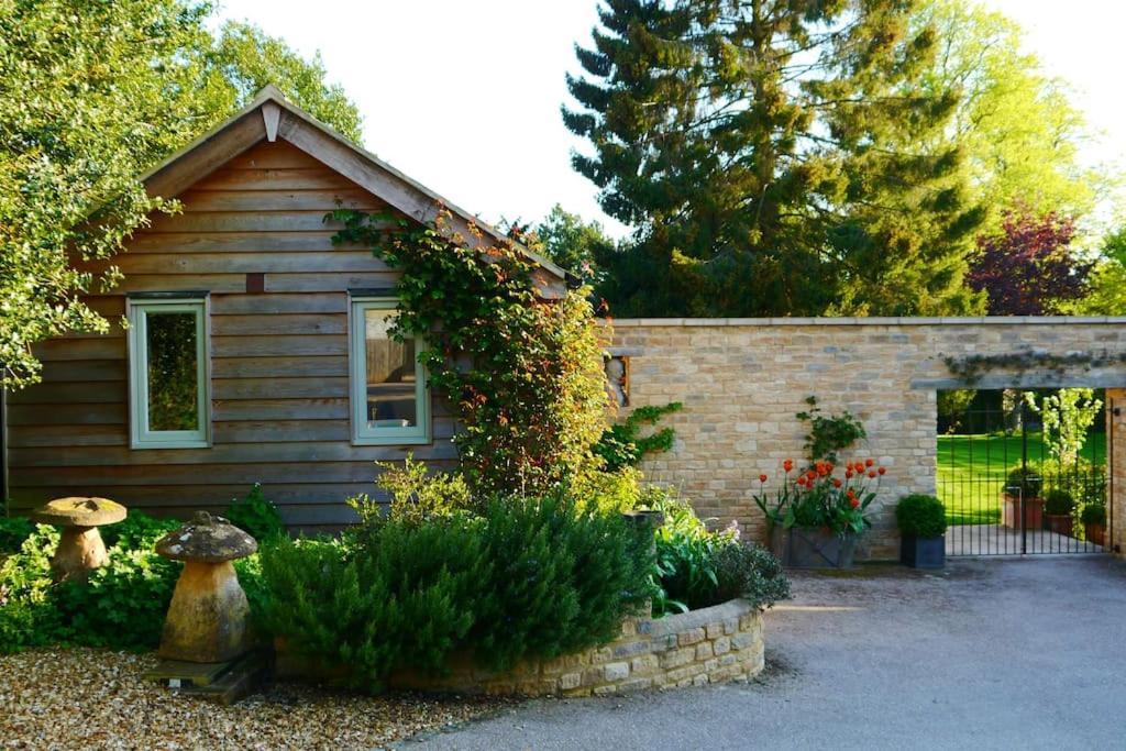 Charming Cottage Surrounded By Idyllic Garden In Peaceful Location In Central Charlbury Exterior foto
